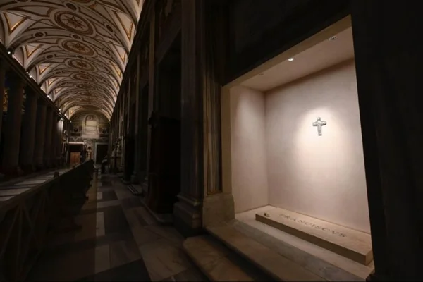 Imagem colorida mostra túmulo do papa francisco | Metrópoles