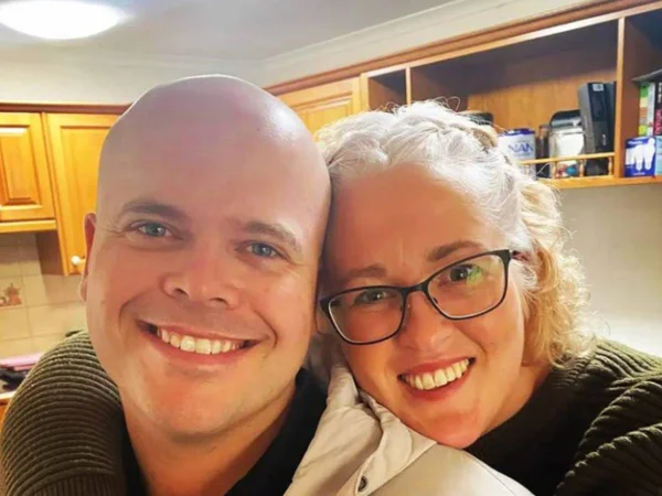 Foto colorida de mulher e homem