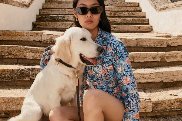 Imagem colorida de mulher com golden retriever