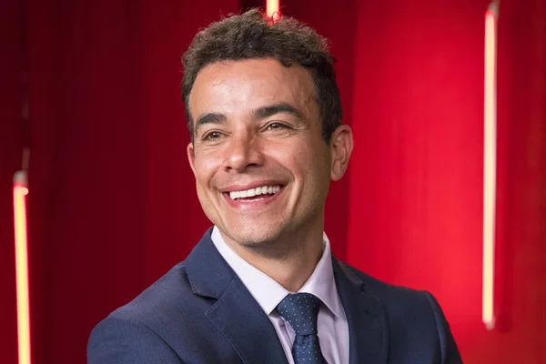 Ator Anderson di Rizzi sofre acidente doméstico e precisa de pontos na mão