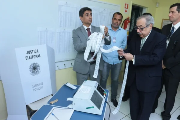 Ministro do TSE atesta segurança do voto eletrônico em teste de urnas