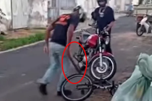 Dupla ameaça adolescente antes de atirar na cabeça dele