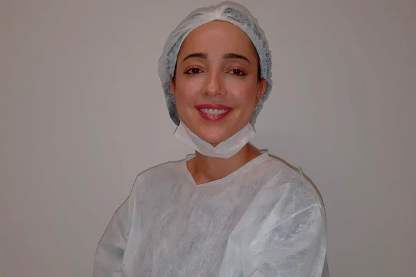 Thaís Alencar é primeira mulher habilitada para operar com robô no DF