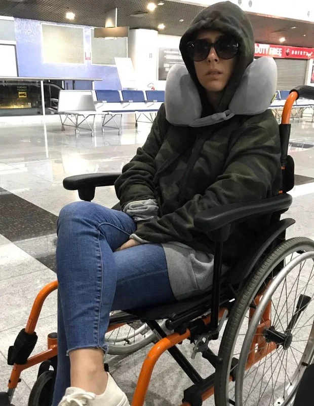 Tatá Weneck publicou uma foto dela sentada em uma cadeira de rodas, com capuz e óculos escuros Tatá Weneck publicou uma foto dela sentada em uma cadeira de rodas, com capuz e óculos escuros