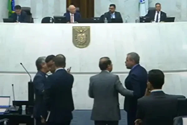 Deputado diz que “só foi torturado quem mereceu” e gera confusão no PR