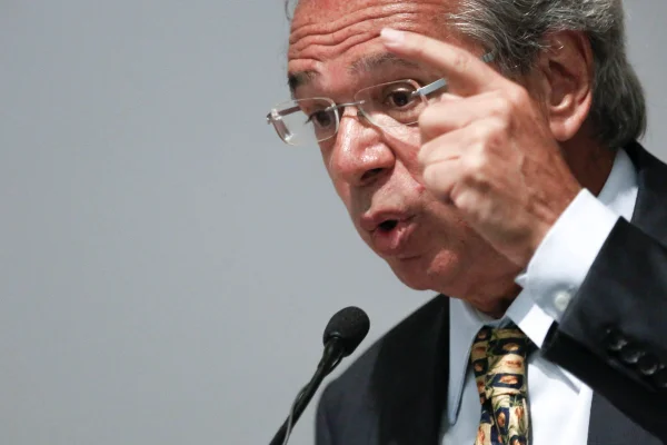 Guedes diz que “servidor vai ficar trancado com geladeira cheia”