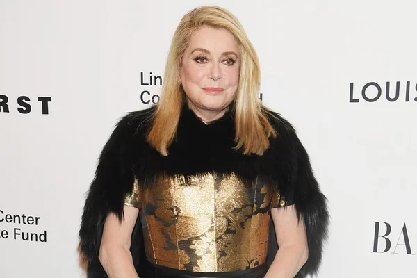 Catherine Deneuve assina carta sobre direito do homem “importunar”