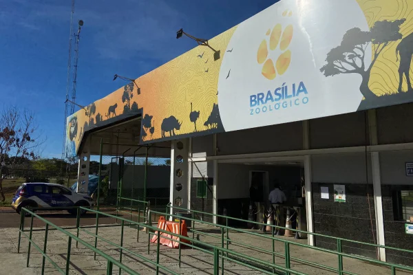 Foto colorida da entrada do Zoo de Brasília