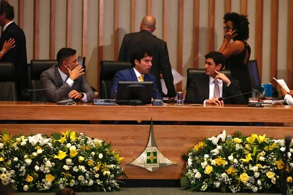 Dois blocos oficializam disputa por principais cargos da CLDF