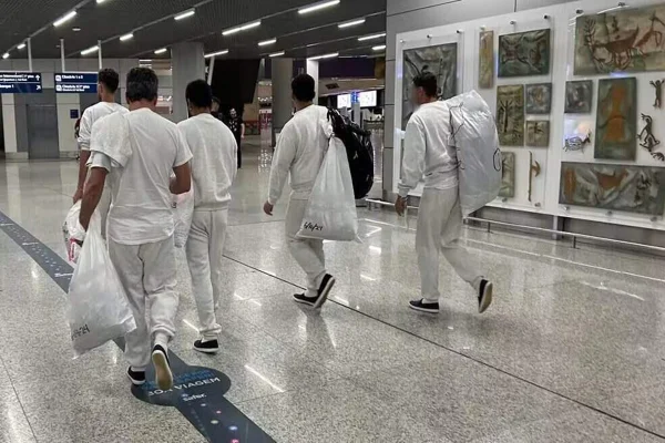 Imagem colorida de deportados brasileiros no aeroporto de Manaus - Metrópoles