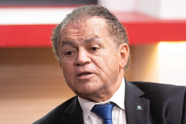 O conselheiro do TCDF Manoel de Andrade veste terno preto, camisa branca e gravata azul
