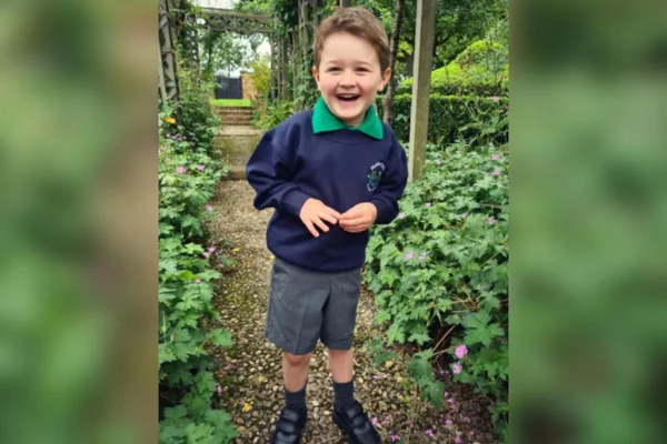 Imagem colorida do menino britânico de 6 anos, Taylan Kurtul - Metrópoles