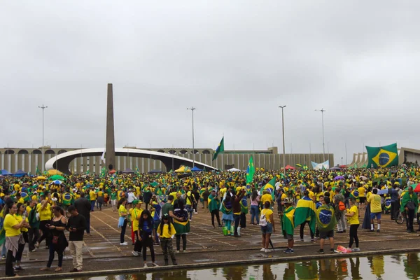 Vídeos: manifestantes em Brasília retiram da pauta “intervenção militar”