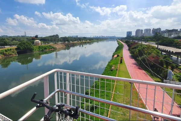 Fotografia com visão panorâmica da ciclovia de pinheiros