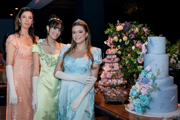 Márcia, Giovanna e Nathália Kistler oferecem festa com tema Bridgerton