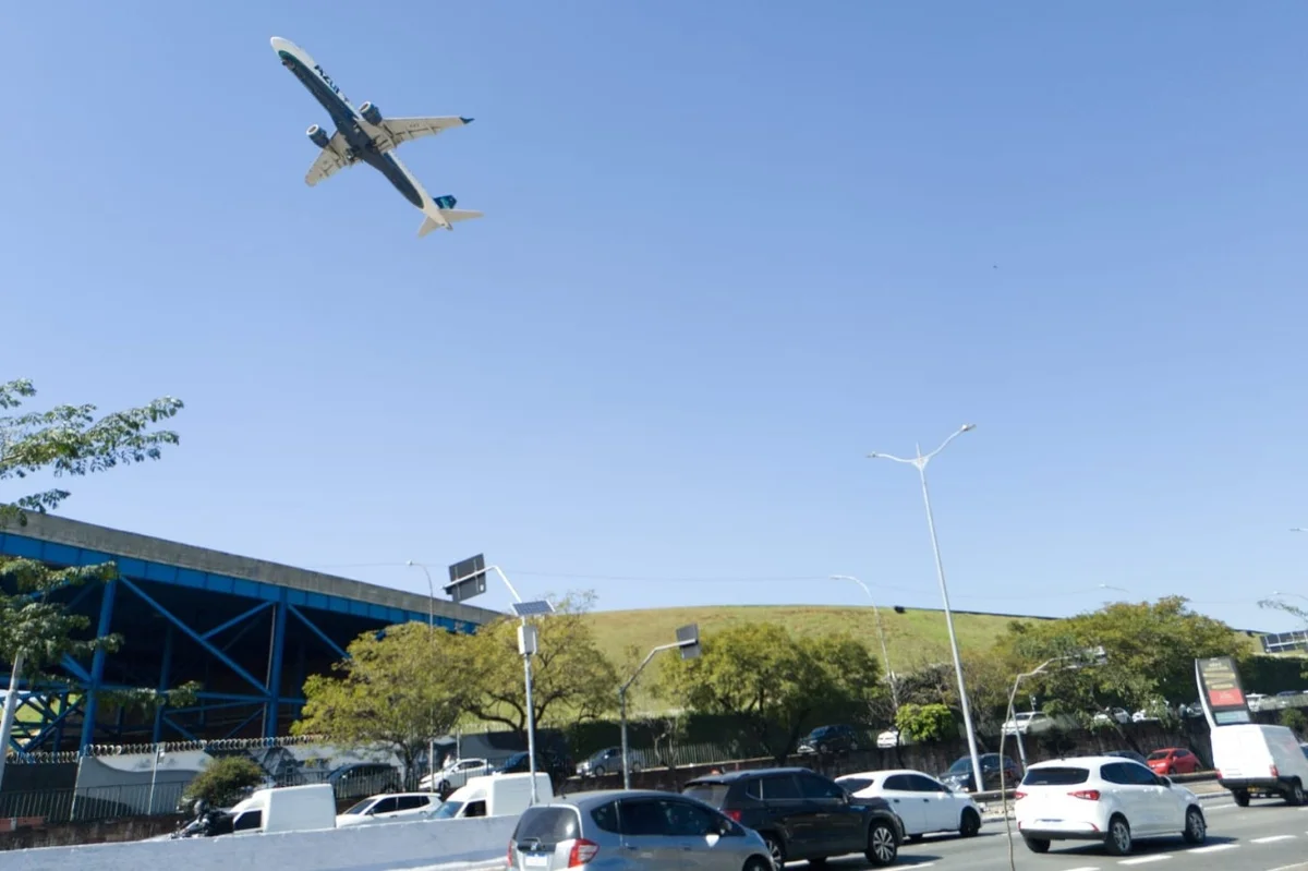 Avião decolando em Congonhas, em São Paulo Avião decolando em Congonhas, em São Paulo
