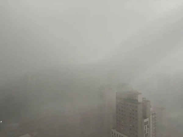 Imagem colorida de céu encoberto por nuvens em dia de tempestade com ventos em SP - Metrópoles