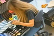 Câmeras de segurança mostram a mulher retirando cédulas durante o fechamento do caixa sem repassá-las ao local destinado ao dinheiro