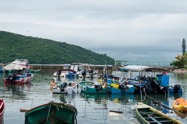 Pescadores amaram barcos em Hong Kong, na China, antes de o Tufão Ragasa atingir a região