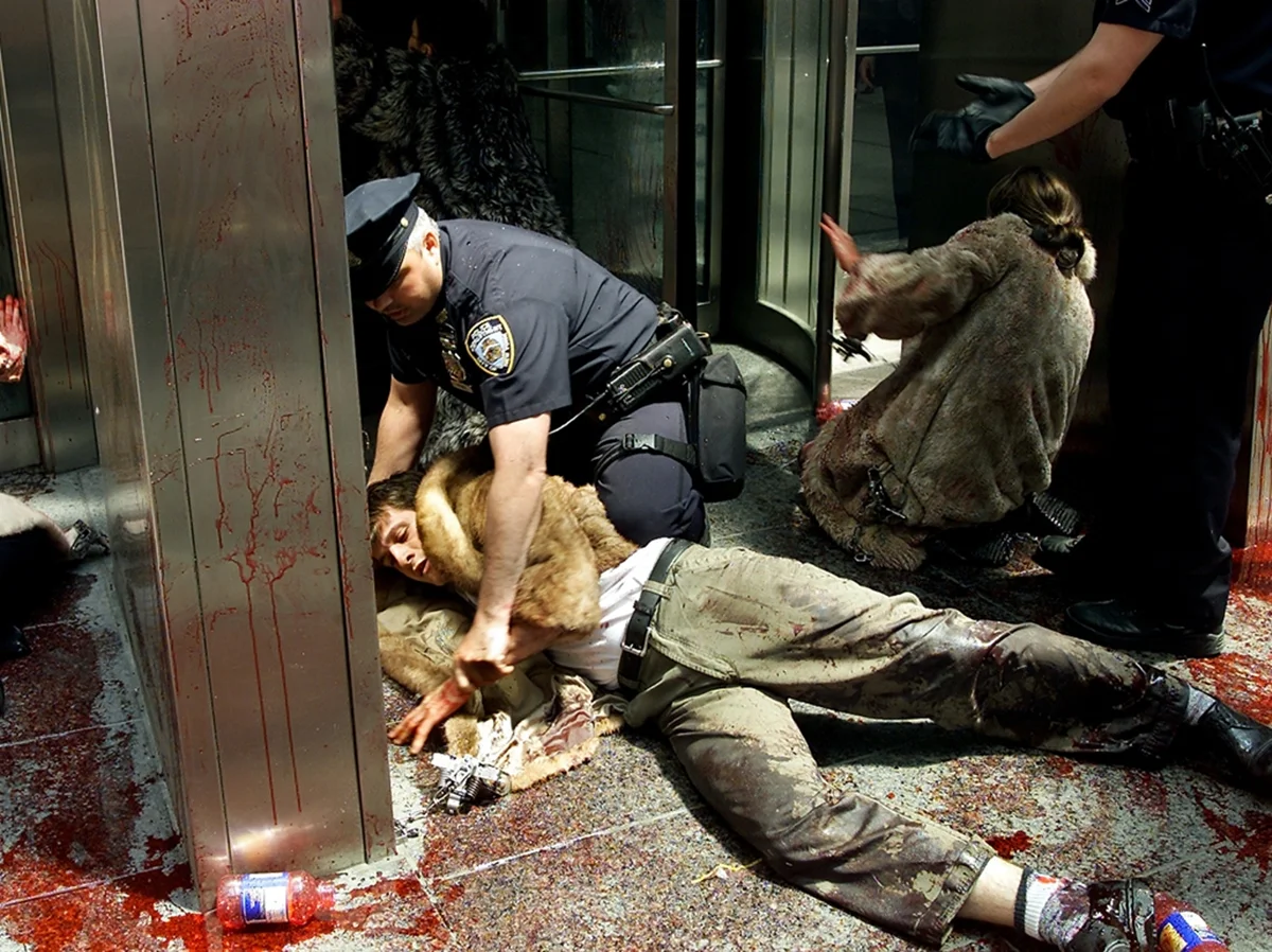 Policiais de Nova York prendem ativistas pelos direitos dos animais que tentaram entrar nos escritórios da revista Vogue durante um protesto da People for the Ethical Treatment of Animals (PETA), em 2 de junho de 2003, em Nova York. Os ativistas da PETA derramaram tinta vermelha sobre casacos de pele para protestar contra o uso de peles de animais na indústria da moda Policiais de Nova York prendem ativistas pelos direitos dos animais que tentaram entrar nos escritórios da revista Vogue durante um protesto da People for the Ethical Treatment of Animals (PETA), em 2 de junho de 2003, em Nova York. Os ativistas da PETA derramaram tinta vermelha sobre casacos de pele para protestar contra o uso de peles de animais na indústria da moda