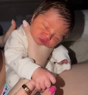 Isabela, filha de Mari Fernandez e Julia Ribeiro, relaxa na mão da mamãe
