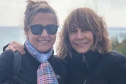 Mariana Sochaczewski e Renata Sorrah posam juntas e sorridentes Mariana Sochaczewski e Renata Sorrah posam juntas e sorridentes