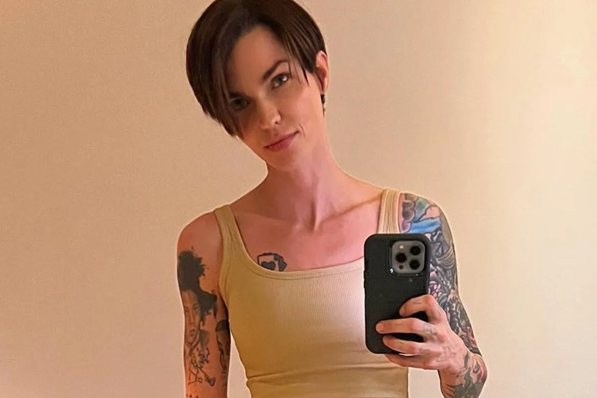 Ruby Rose faz selfie no espelho Ruby Rose faz selfie no espelho