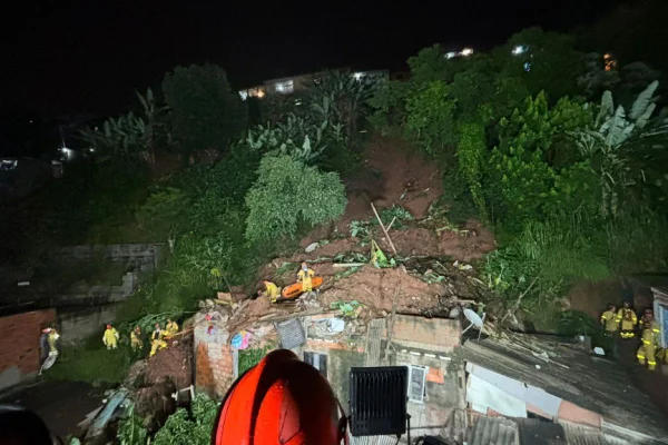 Imagens coloridas mostram equipes de resgate trabalhando em áreas de deslizamentos de terra após chuvas em SP