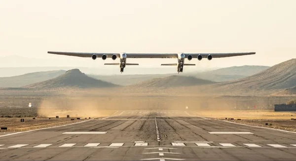 Maior avião do mundo faz seu voo inaugural na Califórnia