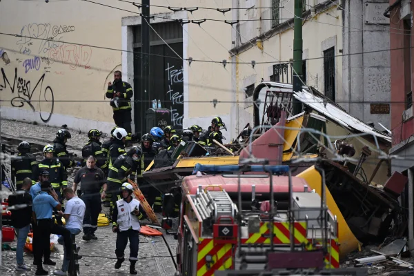 Acidente no Elevador da Glória, um dos principais pontos turísticos da capital de Portugal, Lisboa