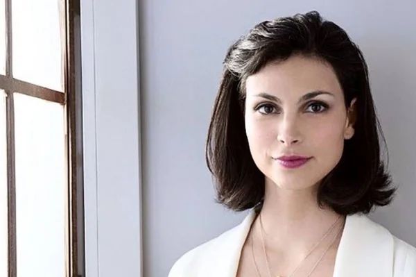 Morena Baccarin faz careta ao posar para foto ao lado de Mickey