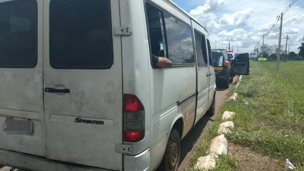 Motorista de van pirata é parado em blitz, desacata e xinga PMs