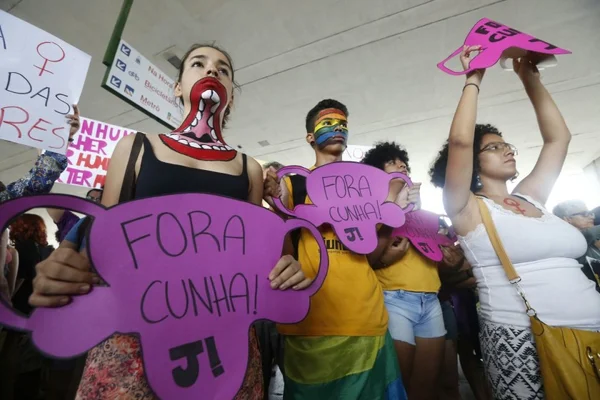 Grupo de mulheres protesta  na Rodoviária contra projeto de lei de Eduardo Cunha