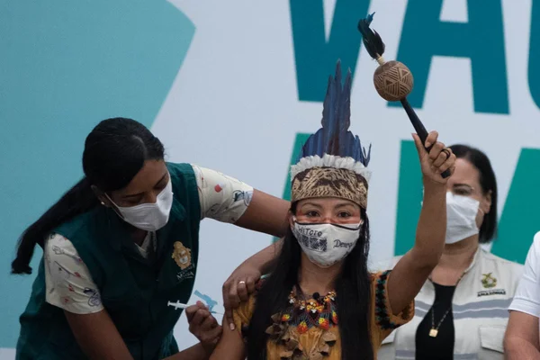 Enfermeira indígena, Vanda Ortega é a primeira pessoa a ser vacinada no AM