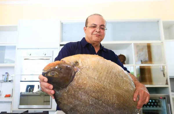 Após votar, Ibaneis vai para casa cozinhar. Cardápio do dia: peixe