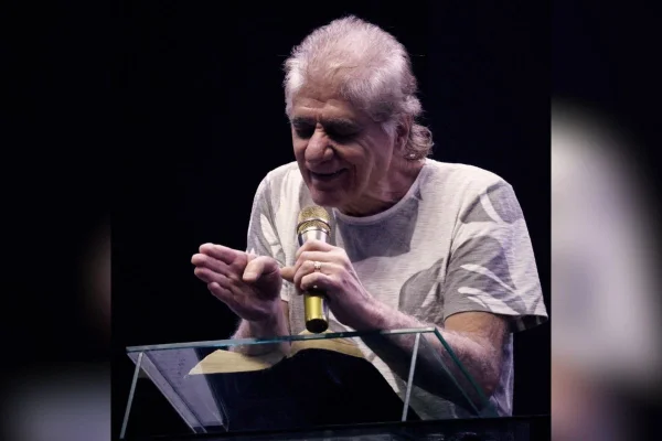 Imagem colorida mostra pastor de igreja condenada por associar LGBT+ a pedofilia. Metrópoles