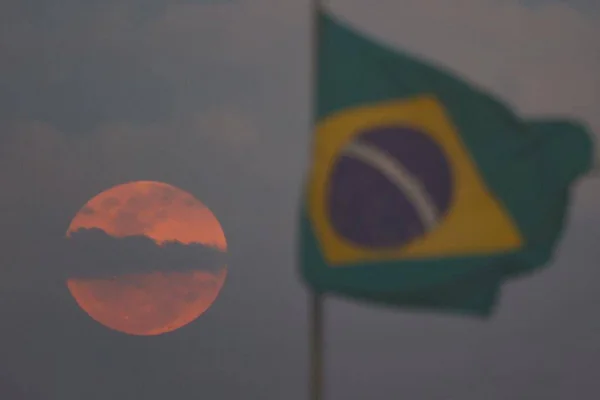 Lua das Flores acontece nesta sexta, saiba como observar a microlua
