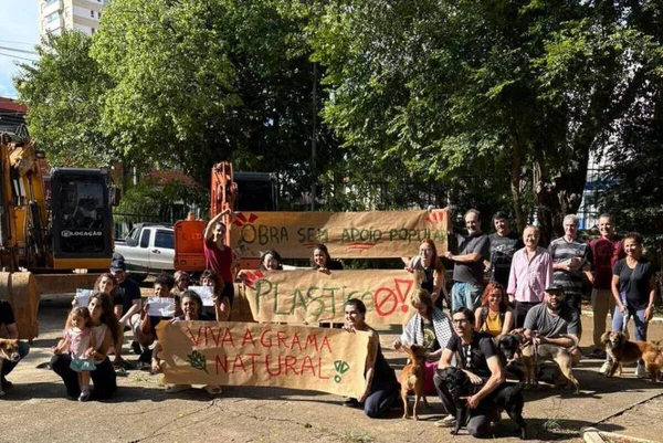 Moradores protestam com faixas