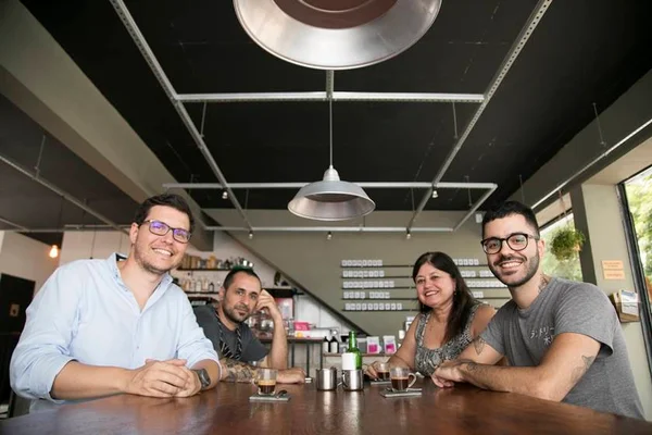 Antonieta transforma café em ponto de encontro cultural