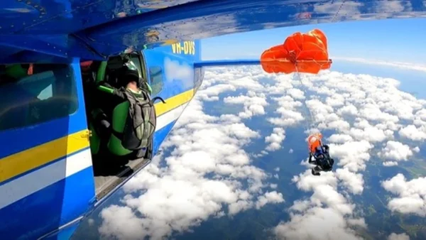imagem colorida paraquedista preso asa aviao