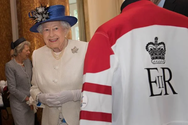 Rainha Elizabeth II adota cão de funcionário que morreu
