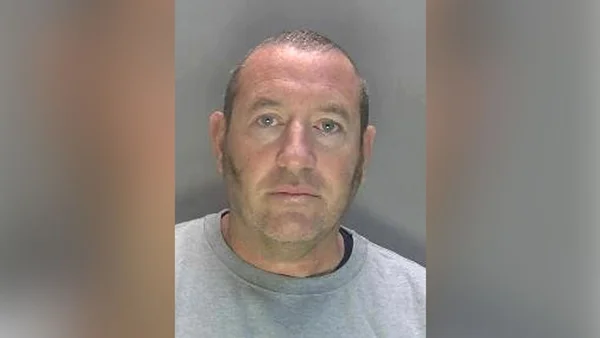 Foto colorida de um homem branco calvo que declarou-se culpado de 24 estupros - Metrópoles