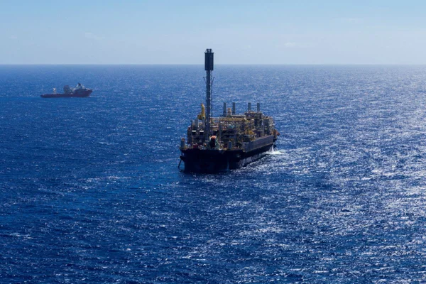 Imagem de navio em plataforma da Petrobras - Metrópoles