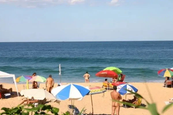 Desembargador libera nudismo em praia de Balneário Camboriú
