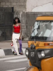 Influenciadora recria desfiles da Chanel em ruas de cidade na Nigéria - imagem 3 Influenciadora recria desfiles da Chanel em ruas de cidade na Nigéria - imagem 3