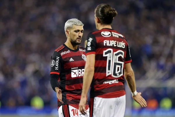 Imagem colorida de Filipe Luís e arrascaeta campeões da Supercopa Rei - Metrópoles