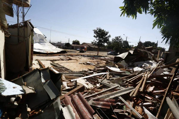 casa destruída pela queda de caixa d'água em senador canedo, goiás