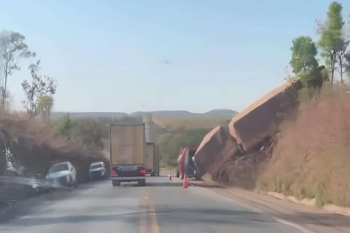 Carreta sai da BR-040 e fica suspensa em barranco na divisa DF/GO