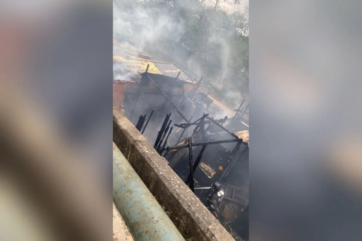Incêndio atinge quase 30 moradias em comunidade na zona norte de SP - imagem 2 Incêndio atinge quase 30 moradias em comunidade na zona norte de SP - imagem 2