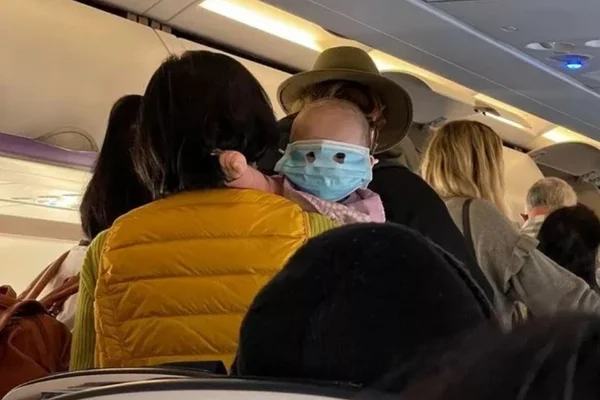 Foto de “bebê mascarado” em avião revolta internautas